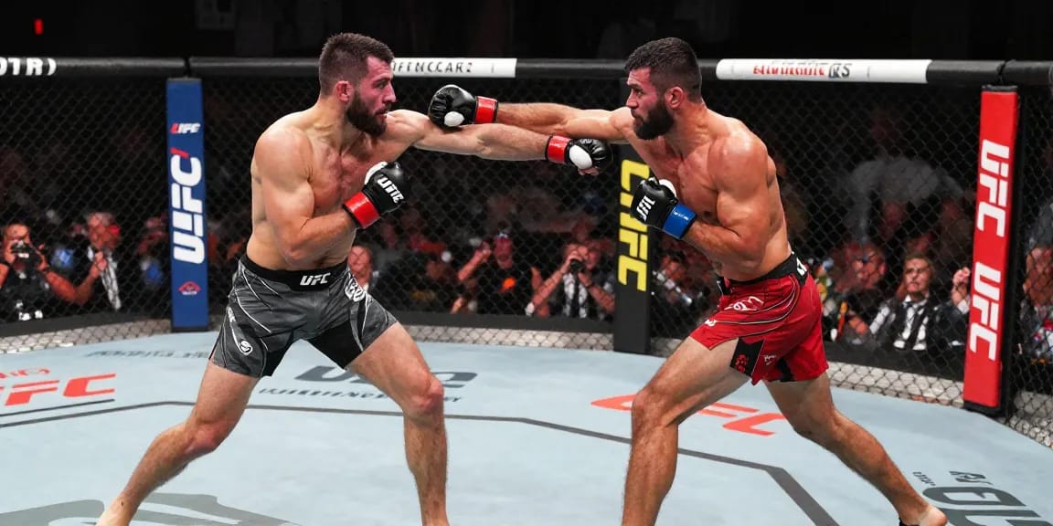 UFC en acción: luchador golpea a rival en combate de MMA en octágono.
